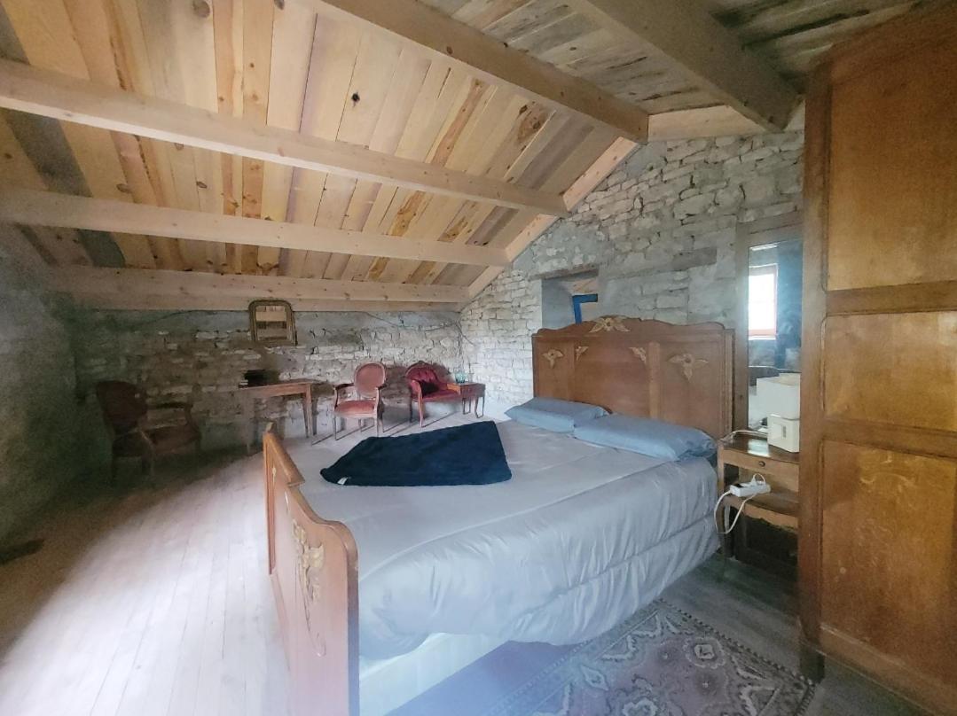 La Chapelle-Themer Nuit Insolite, Chambre Au Dessus D'Une Etable מראה חיצוני תמונה
