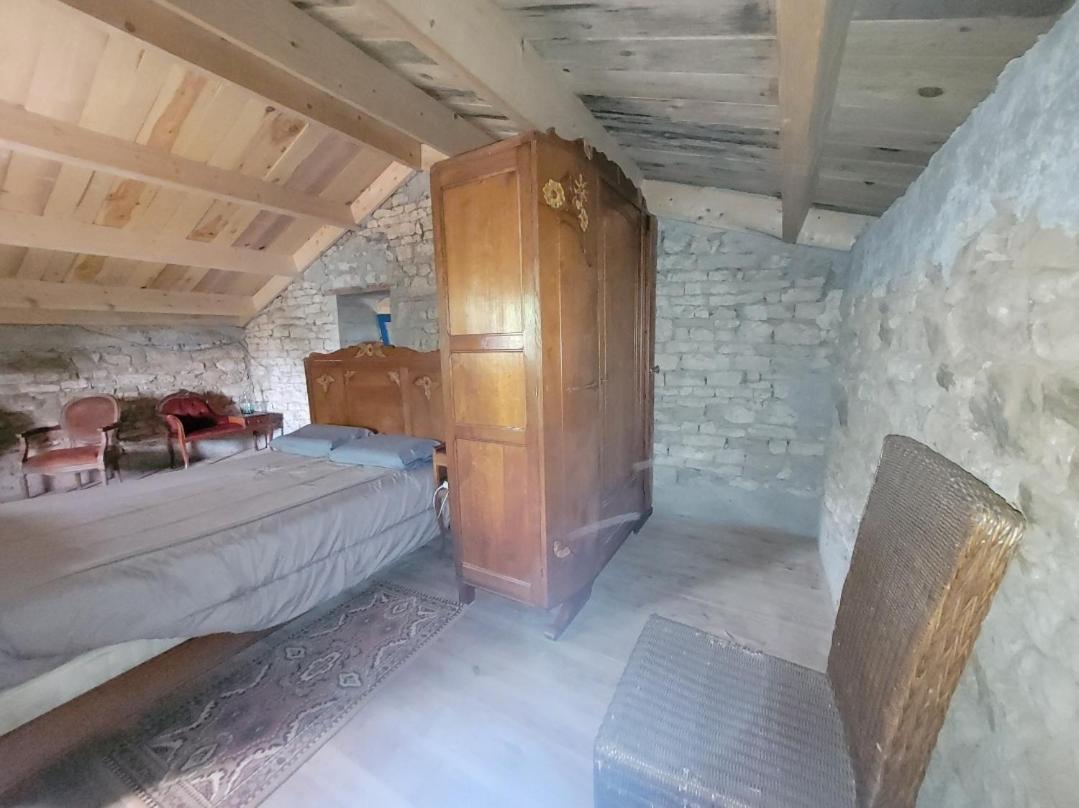 La Chapelle-Themer Nuit Insolite, Chambre Au Dessus D'Une Etable מראה חיצוני תמונה