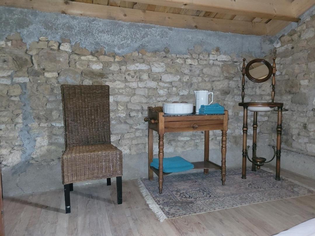 La Chapelle-Themer Nuit Insolite, Chambre Au Dessus D'Une Etable מראה חיצוני תמונה